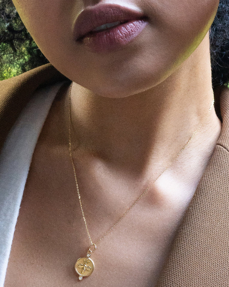 Charms and Bracelet 0.06ct White Sapphire Queen Bee Pendant 18K Yellow Gold, without Chain