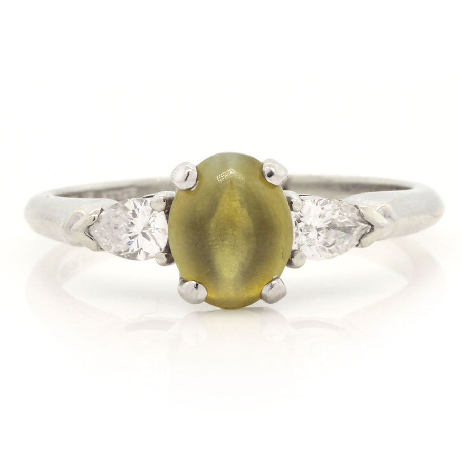 18K WHITE GOLD AND PLATINUM 2 FULL CUT DIAMONDS=0.16CT AND 1 OVAL CATS EYE IN CENTER RING